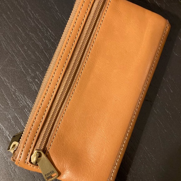 *NWOT Fossil Clutch Wallet - Picture 5 of 5